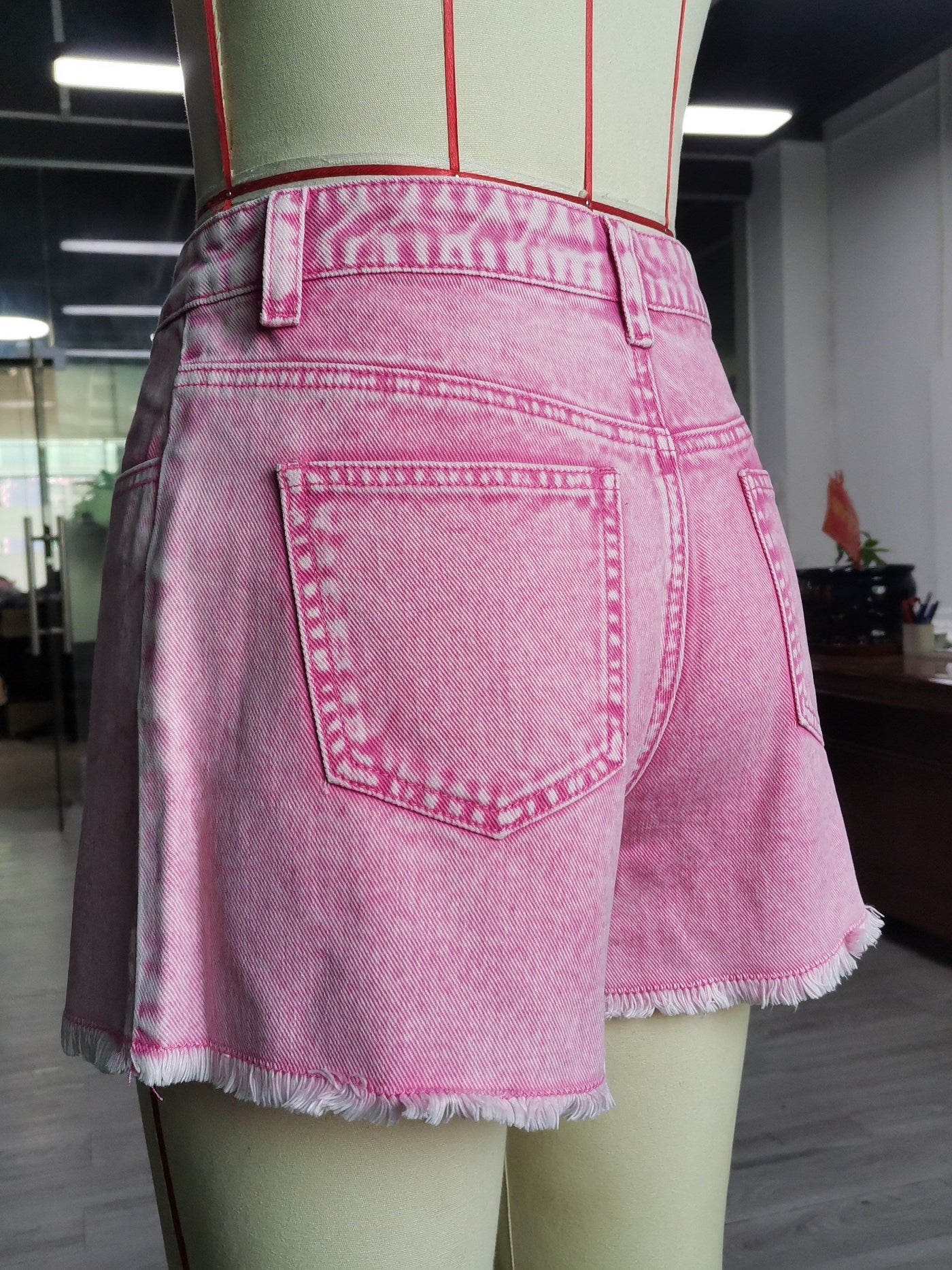 Lotte | White jeans with an unfinished hem and a high waist