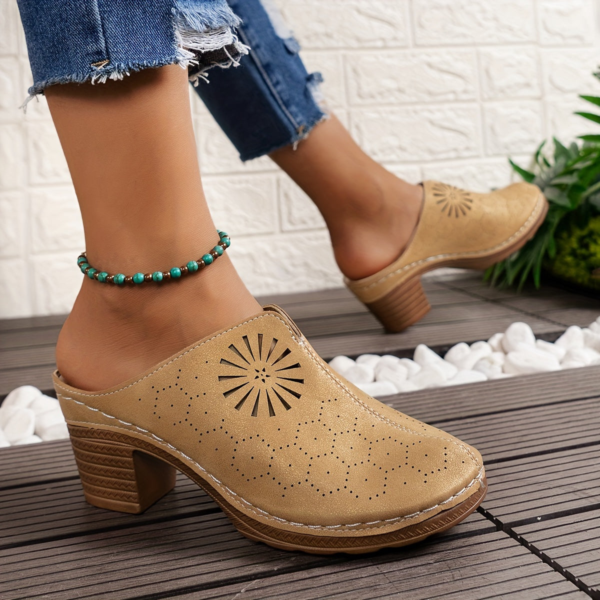 Lotte | Women's clogs with floral cutout and soft sole