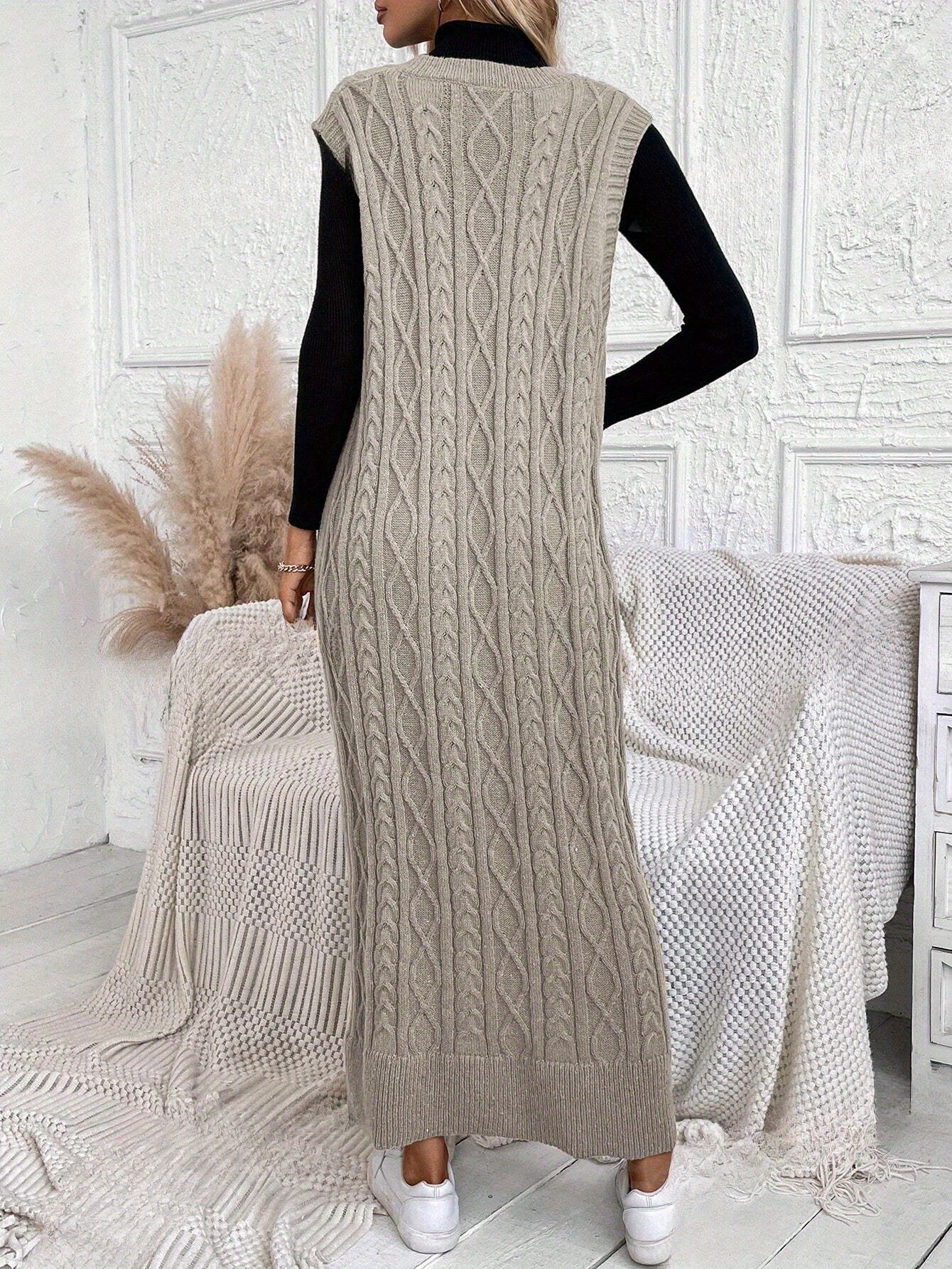 Evelien | Gebreide mouwloze maxi-jurk met kabelpatroon en V-hals