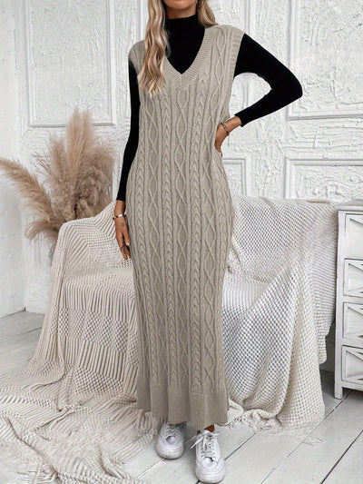 Evelien | Gebreide mouwloze maxi-jurk met kabelpatroon en V-hals