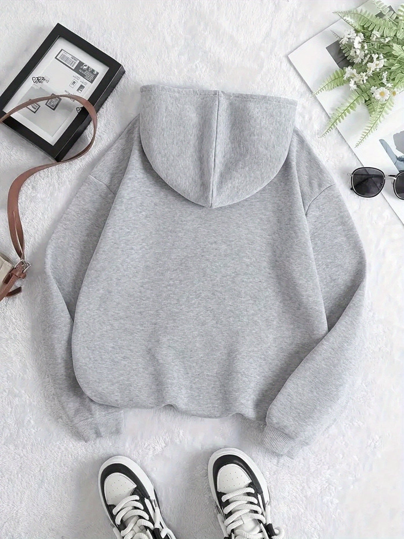 Noa | Modieuze dames hoodie met letterprint en kangoeroezak