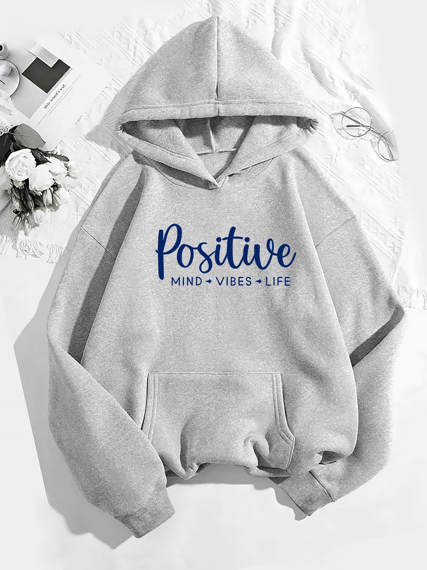 Noa | Modieuze dames hoodie met letterprint en kangoeroezak
