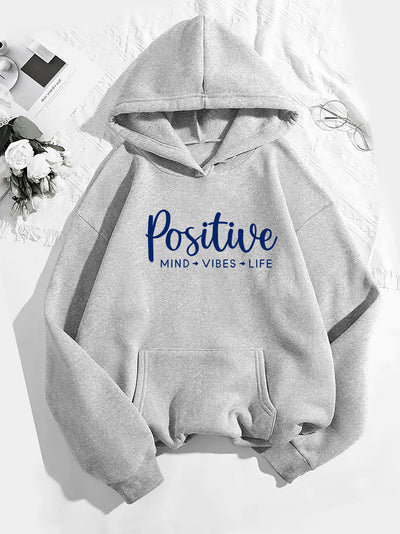 Noa | Modieuze dames hoodie met letterprint en kangoeroezak