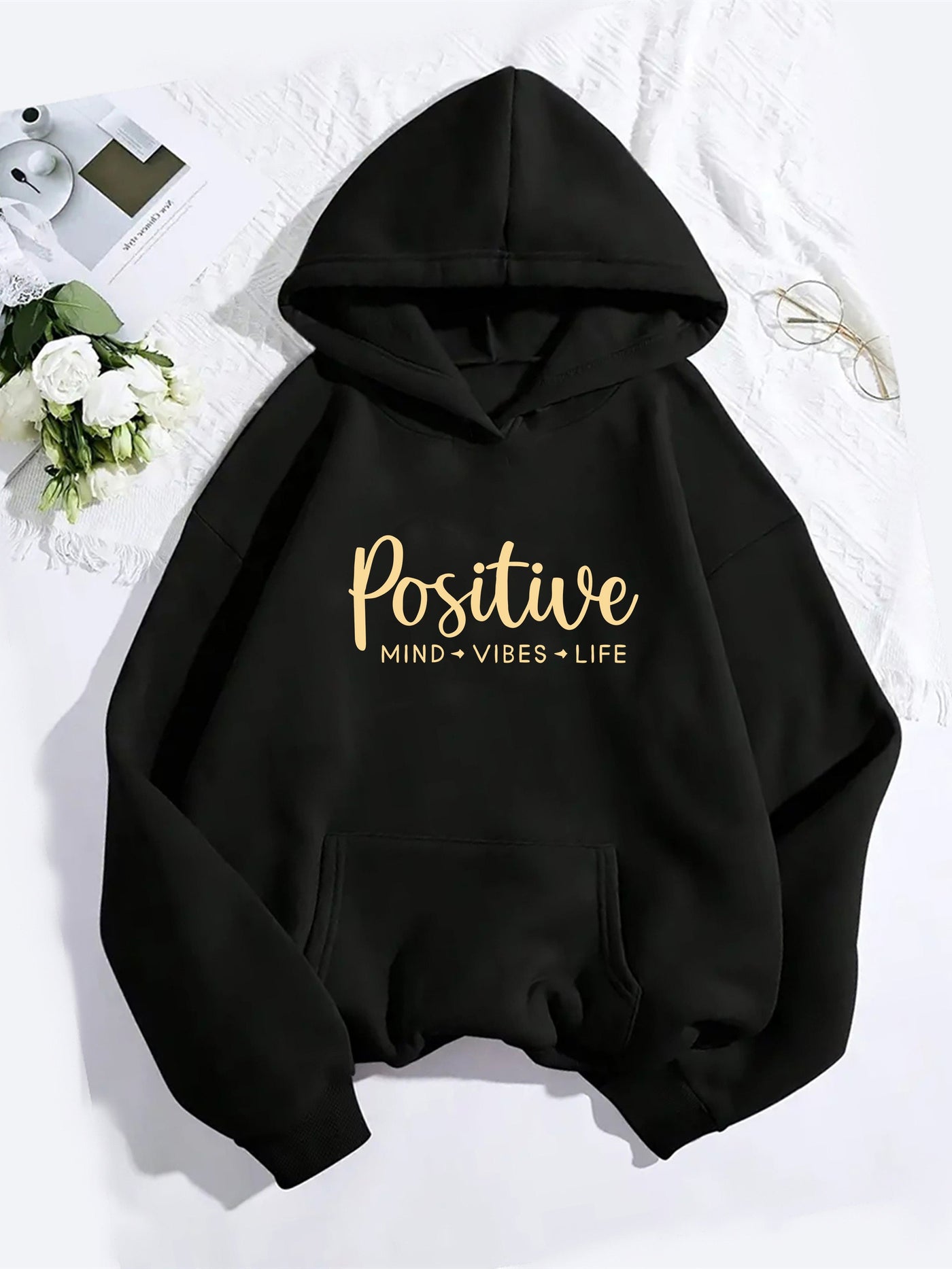 Noa | Modieuze dames hoodie met letterprint en kangoeroezak