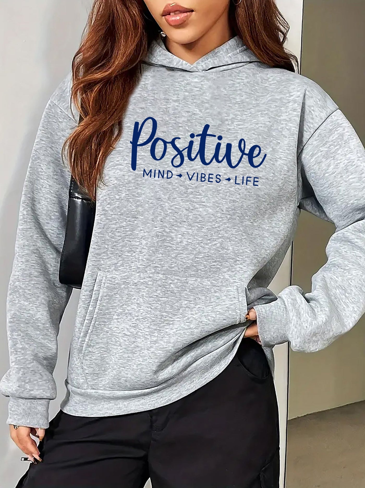 Noa | Modieuze dames hoodie met letterprint en kangoeroezak