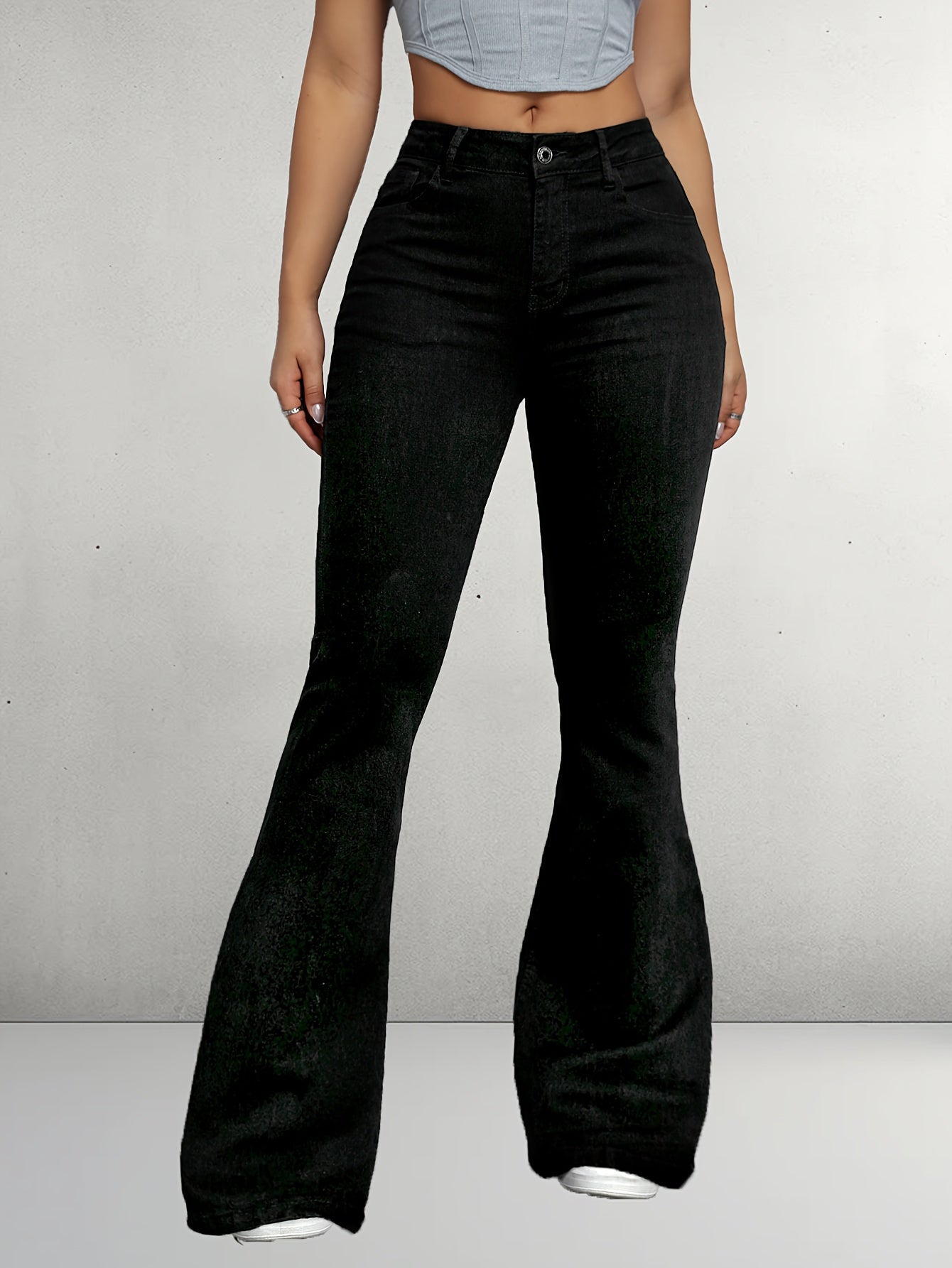 Nina | Elegante zwarte flare jeans met knoopdetail