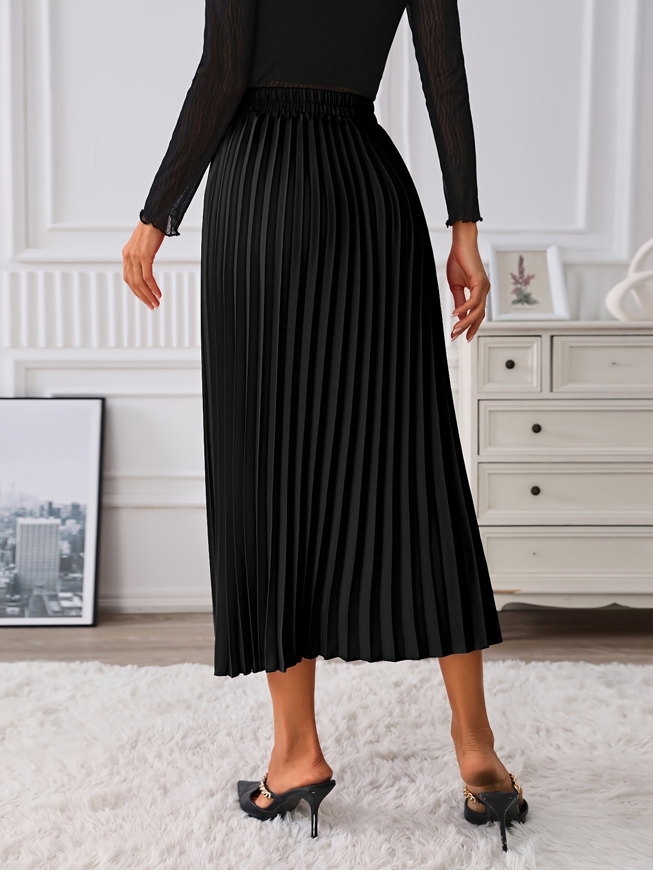 Elise | High-waisted skirt with a chain detail