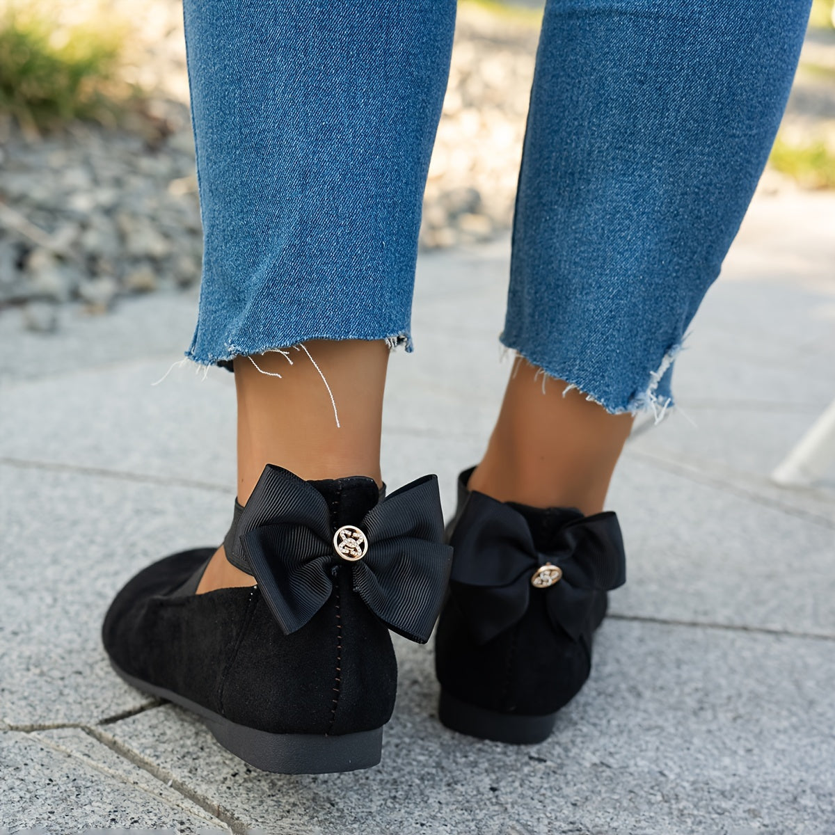 Chique | Zwarte fluwelen balletflats met elastische kruisband en strik