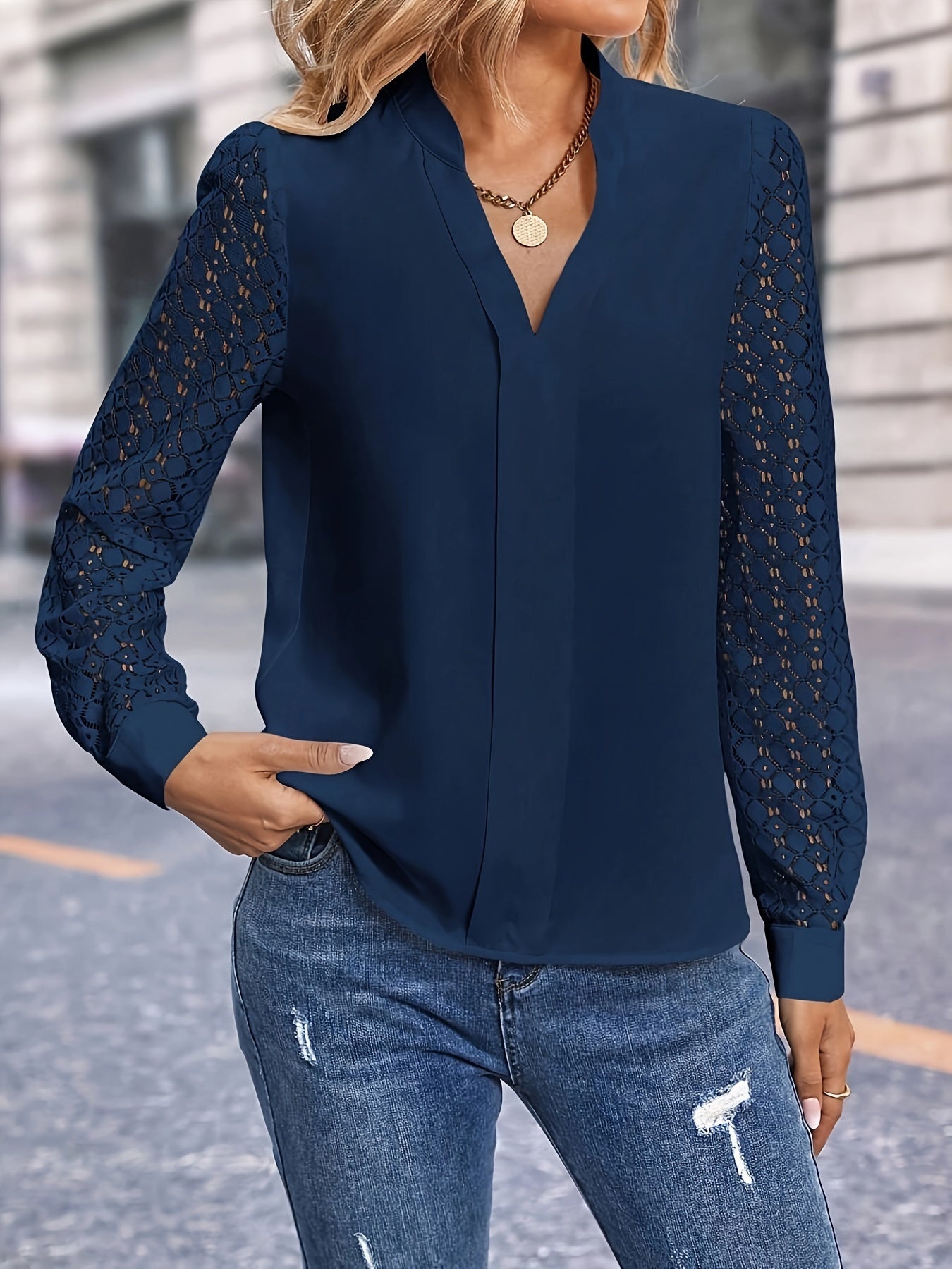 Fleur | Elegant blouse with lace details