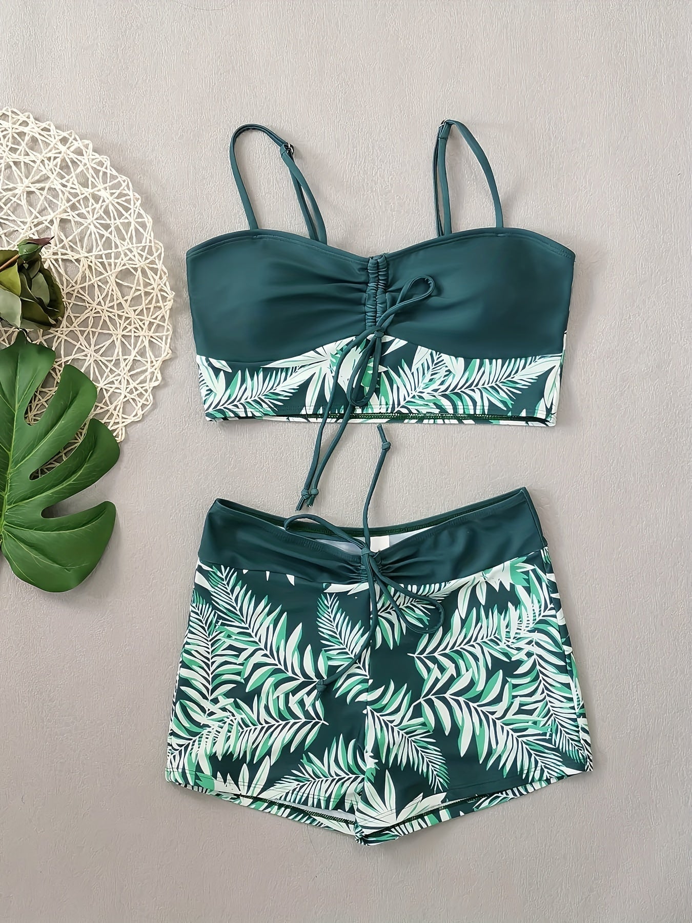 Noa | Twee-delige bikini set met bladprint en boyshorts