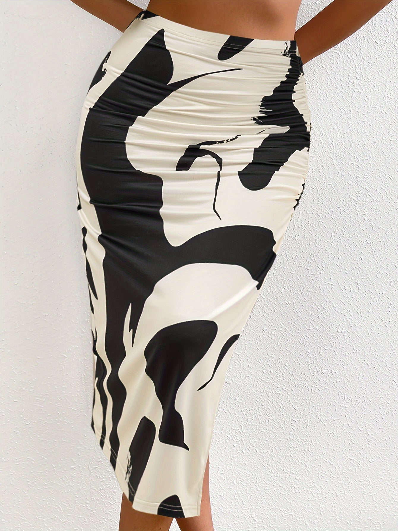 Lara | Pencil skirt with abstract print and ruffles