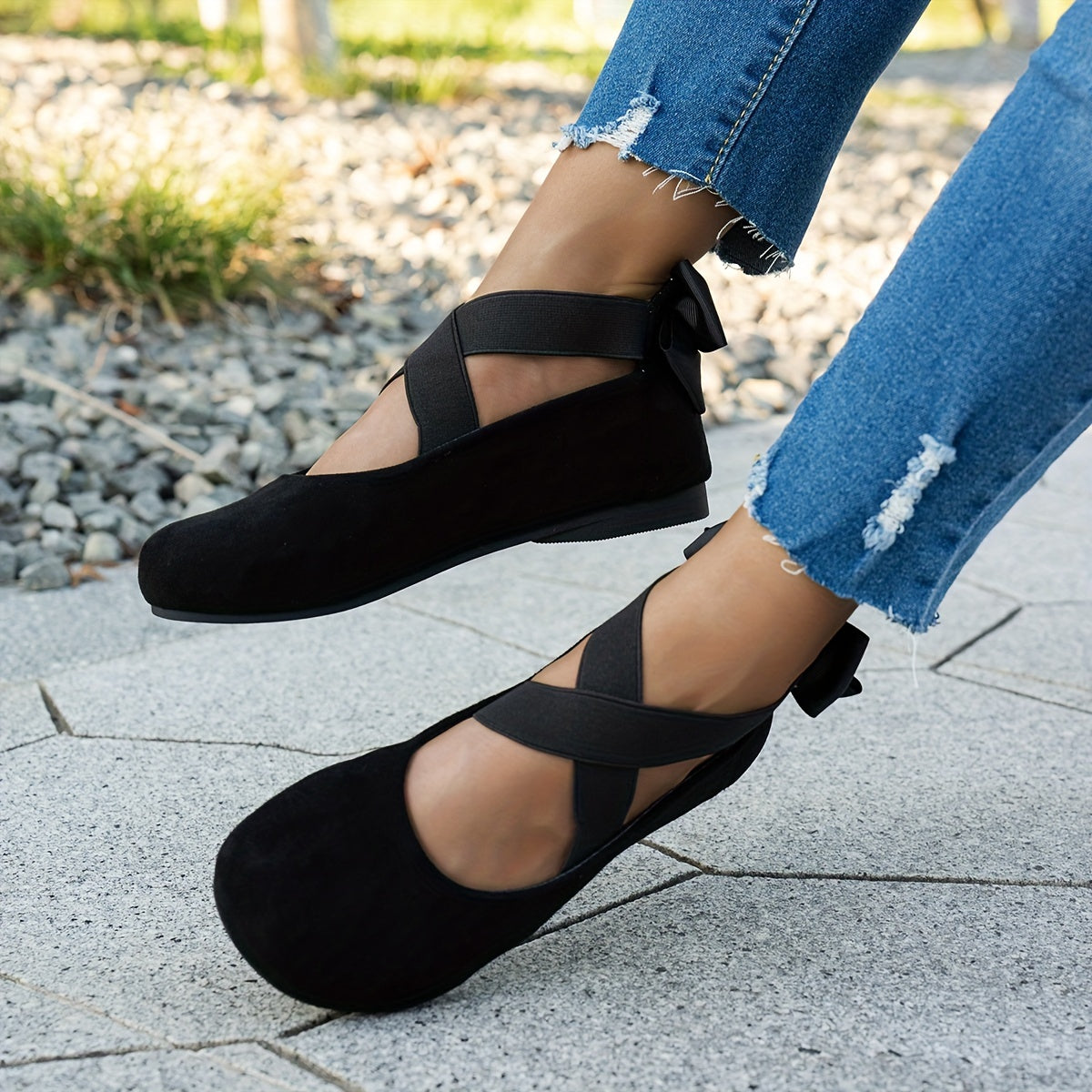 Chique | Zwarte fluwelen balletflats met elastische kruisband en strik