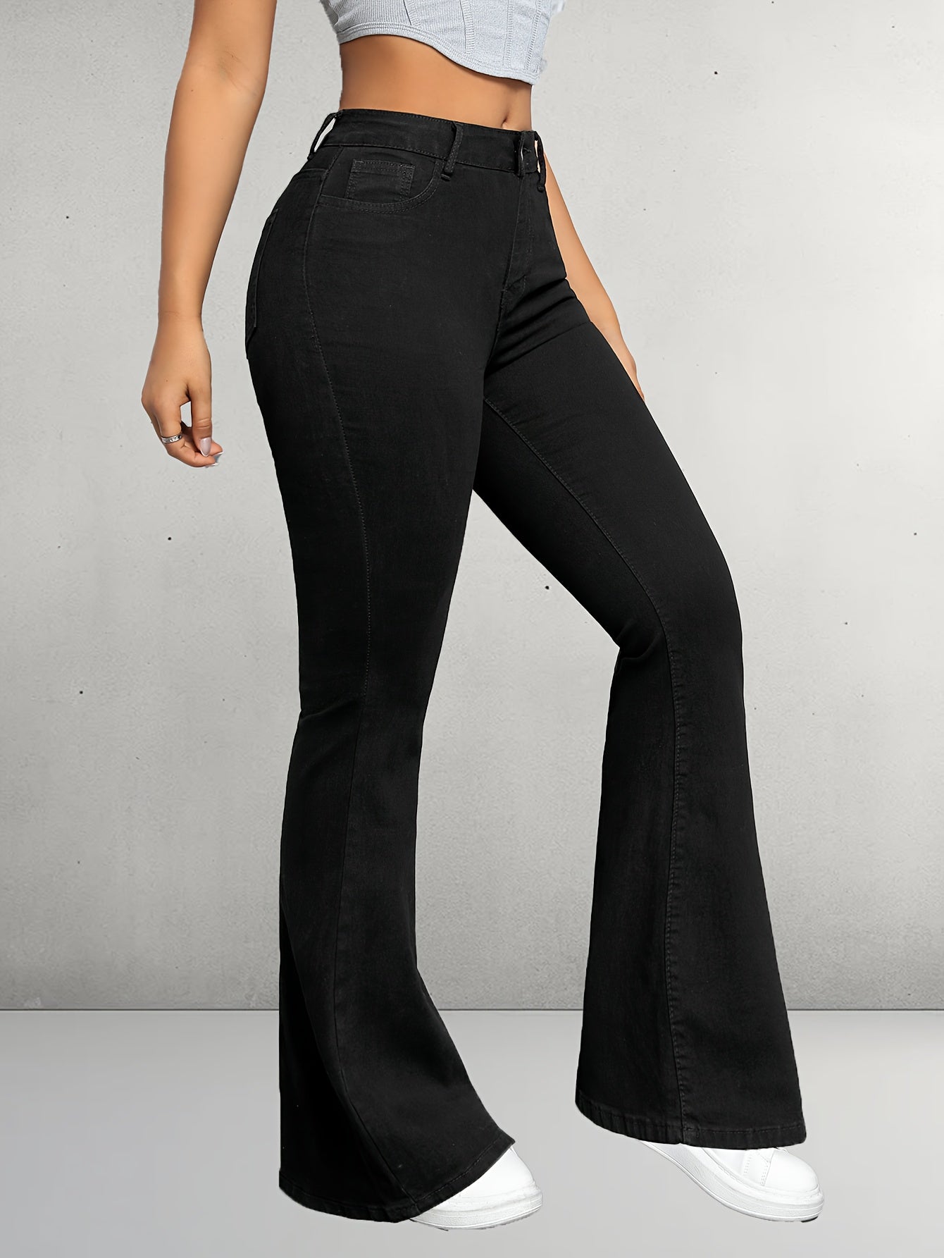 Nina | Elegante zwarte flare jeans met knoopdetail