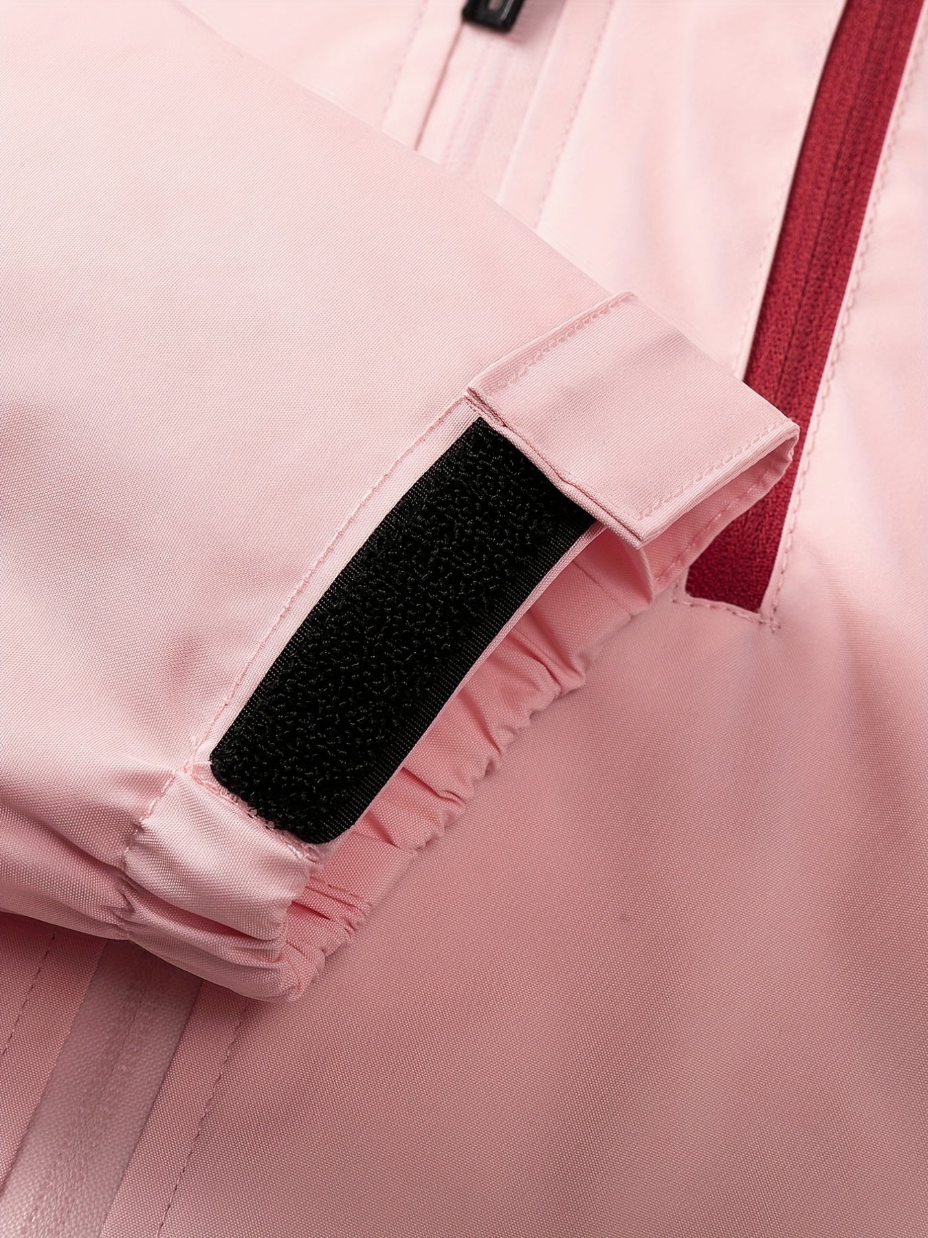 | Linde | Sportieve dames outdoorjas met capuchon in bijpassende kleuren en ritszakken