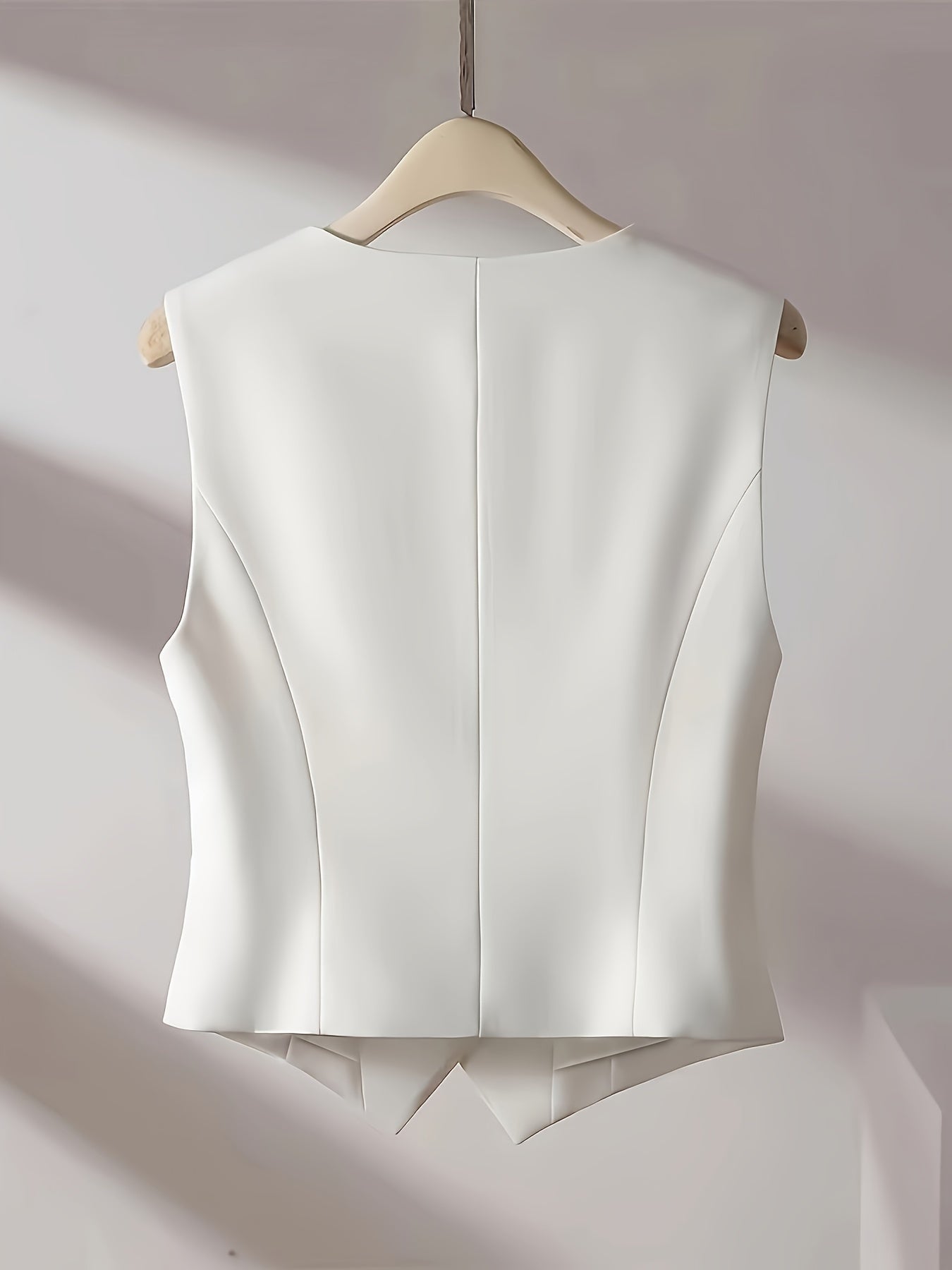 Eva | Effen mouwloos vest met V-hals en knoopsluiting