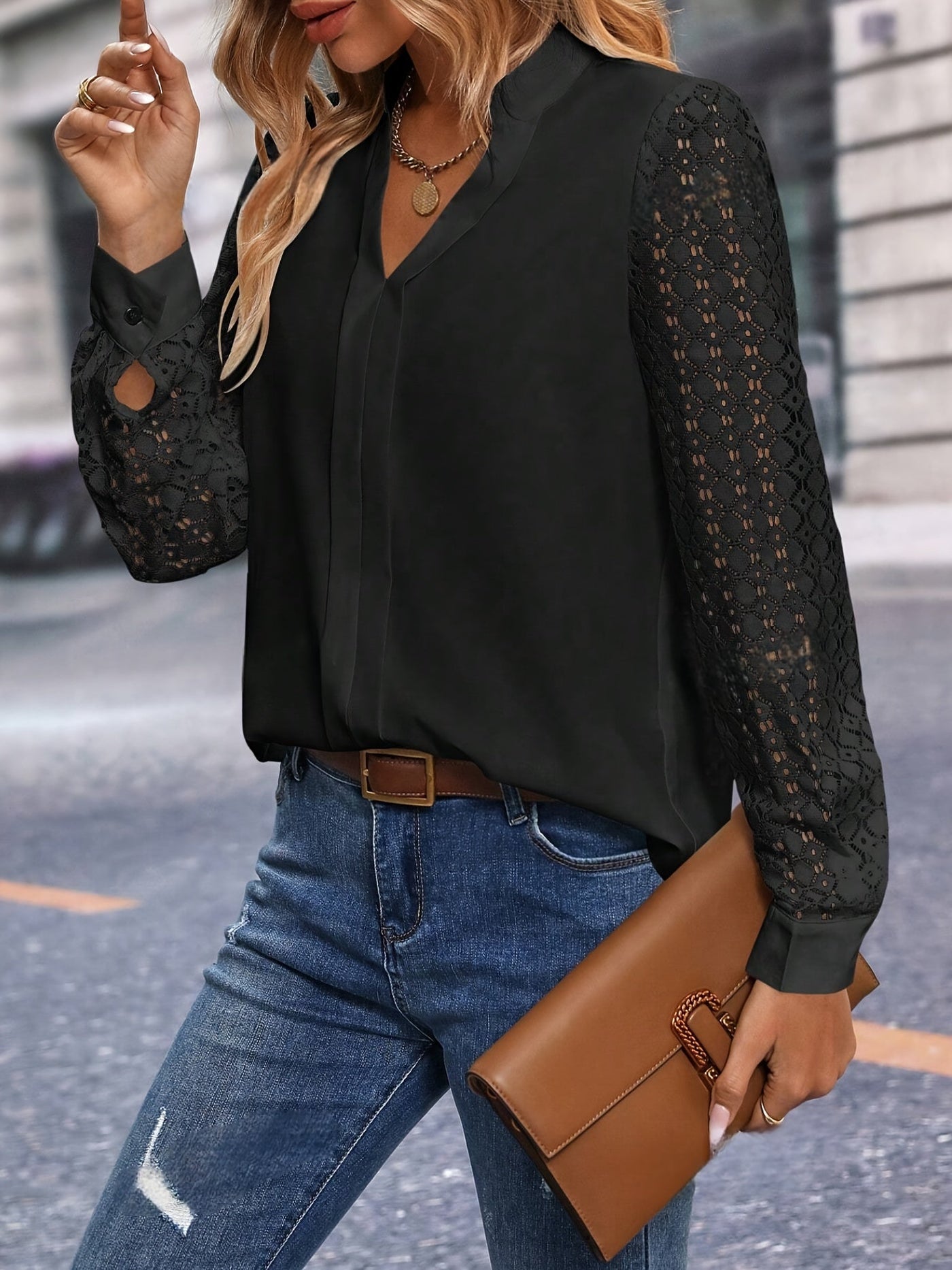 Fleur | Elegant blouse with lace details