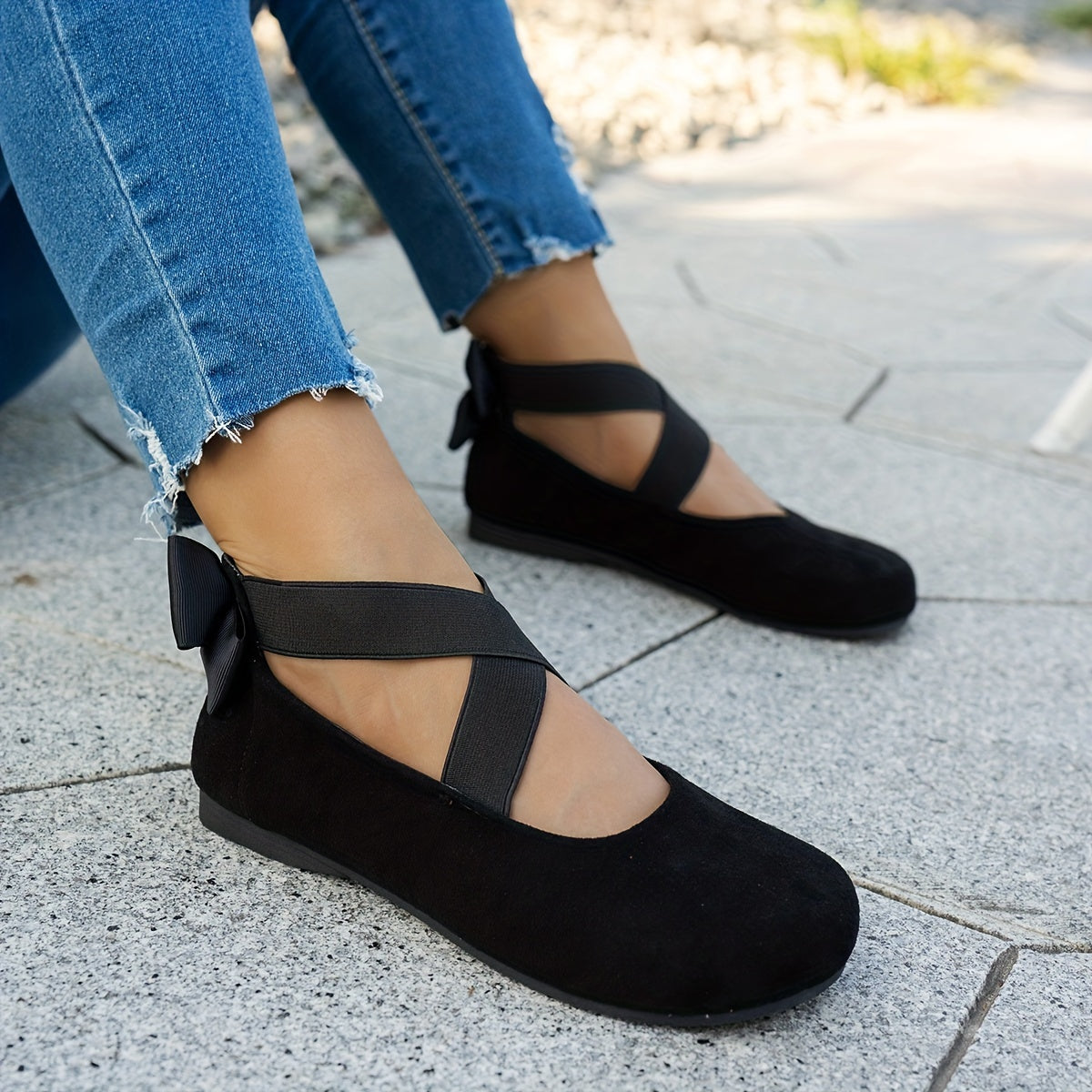 Chique | Zwarte fluwelen balletflats met elastische kruisband en strik