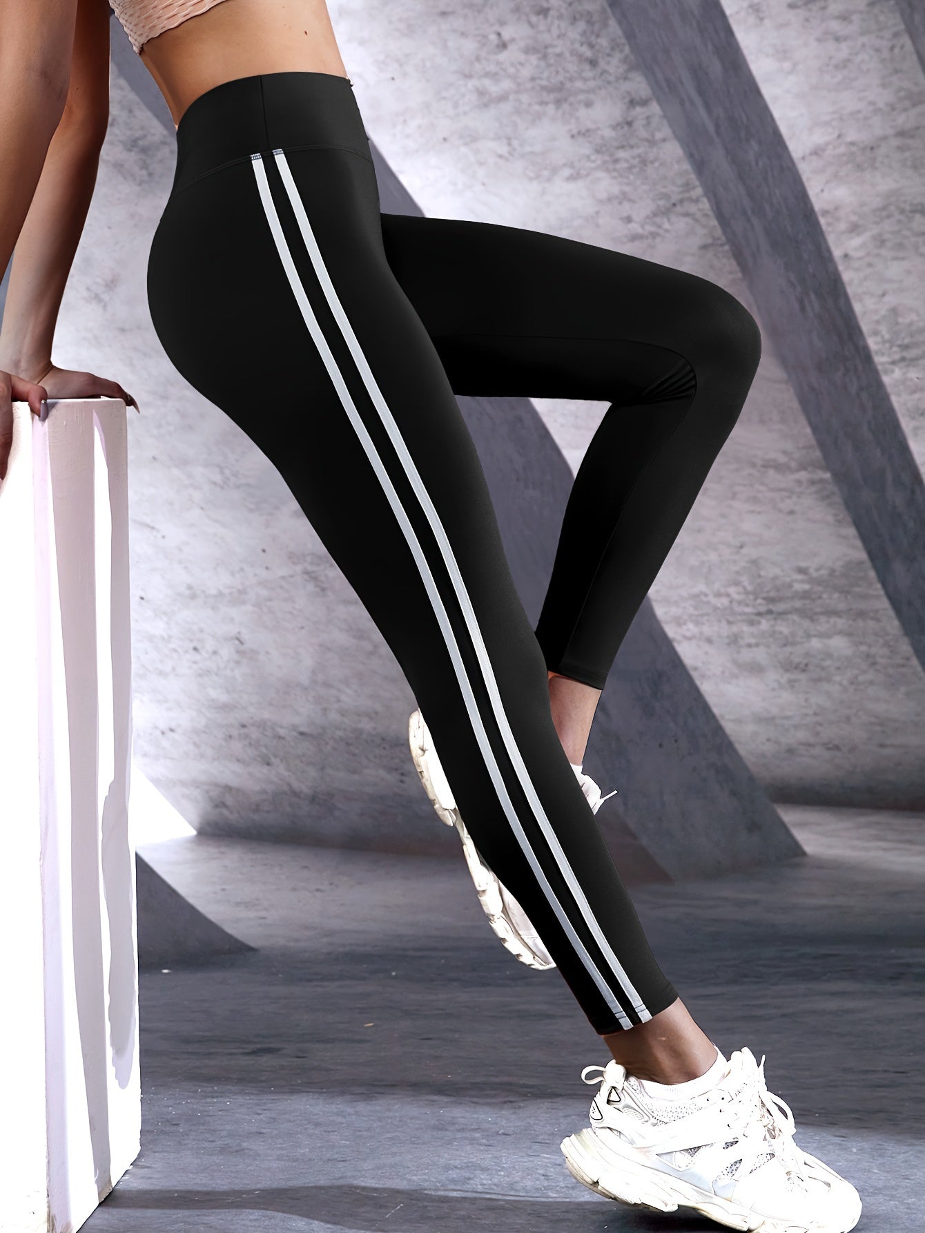 Lotte | Moisture-wicking yoga leggings with a high waistband