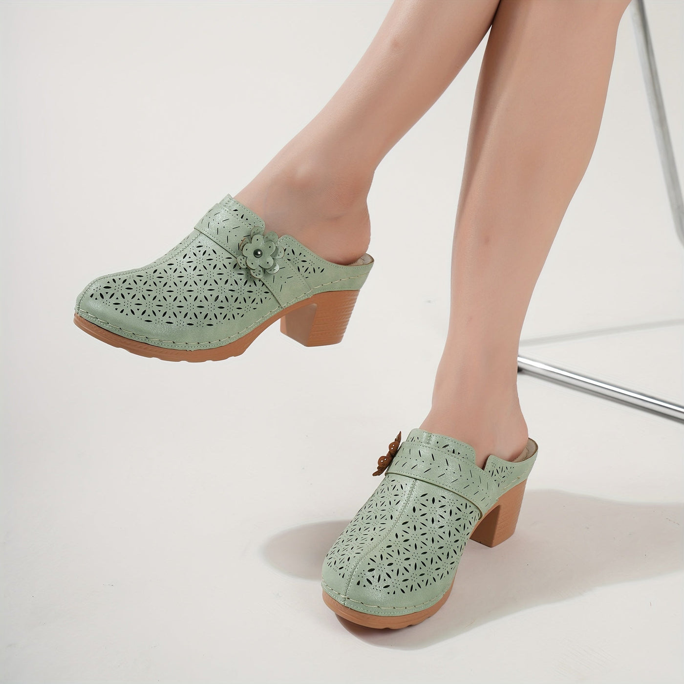 Flora | Women's mules with a thick heel and perforated floral decoration