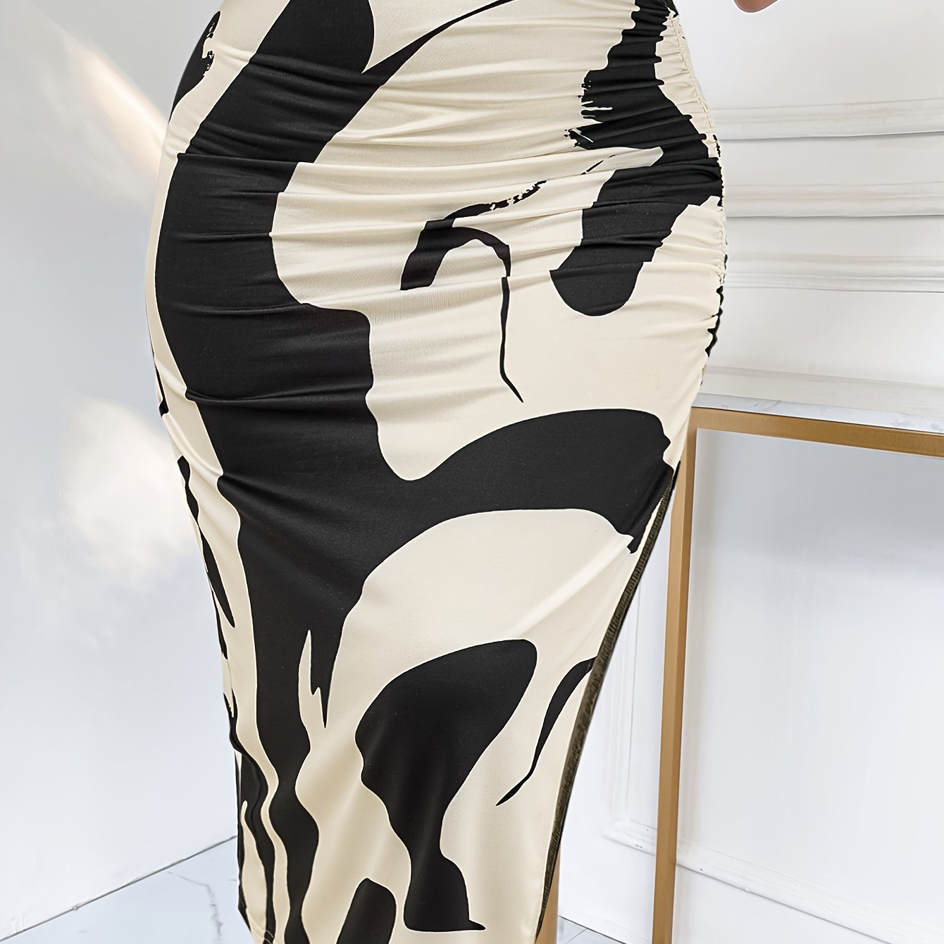 Lara | Pencil skirt with abstract print and ruffles