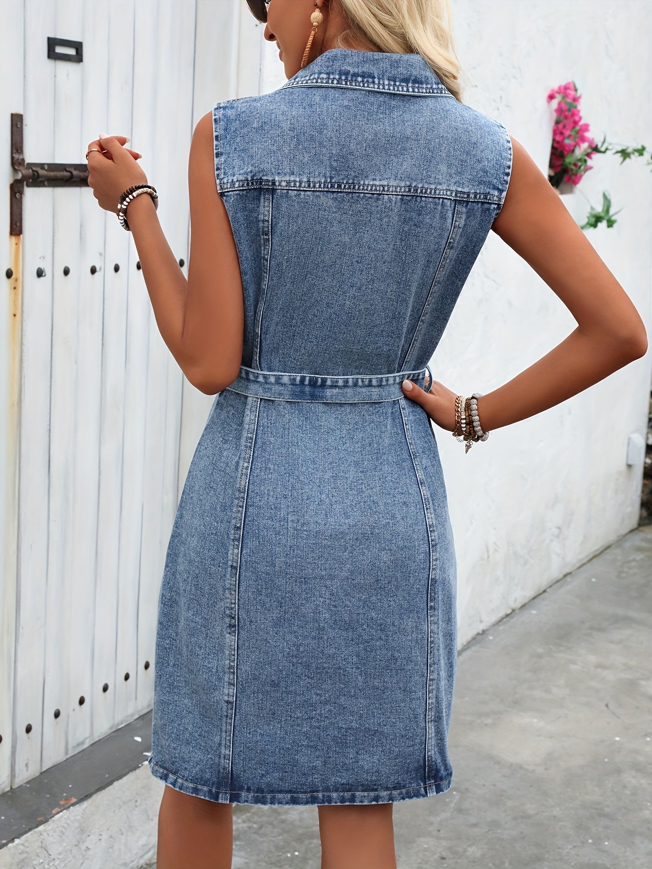 Noa | Mouwloze denim jurk met riem en knoopsluiting