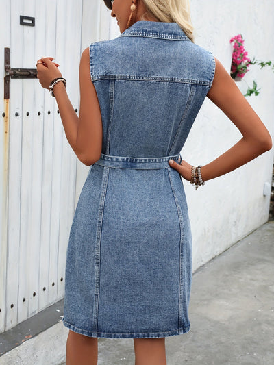 Noa | Mouwloze denim jurk met riem en knoopsluiting