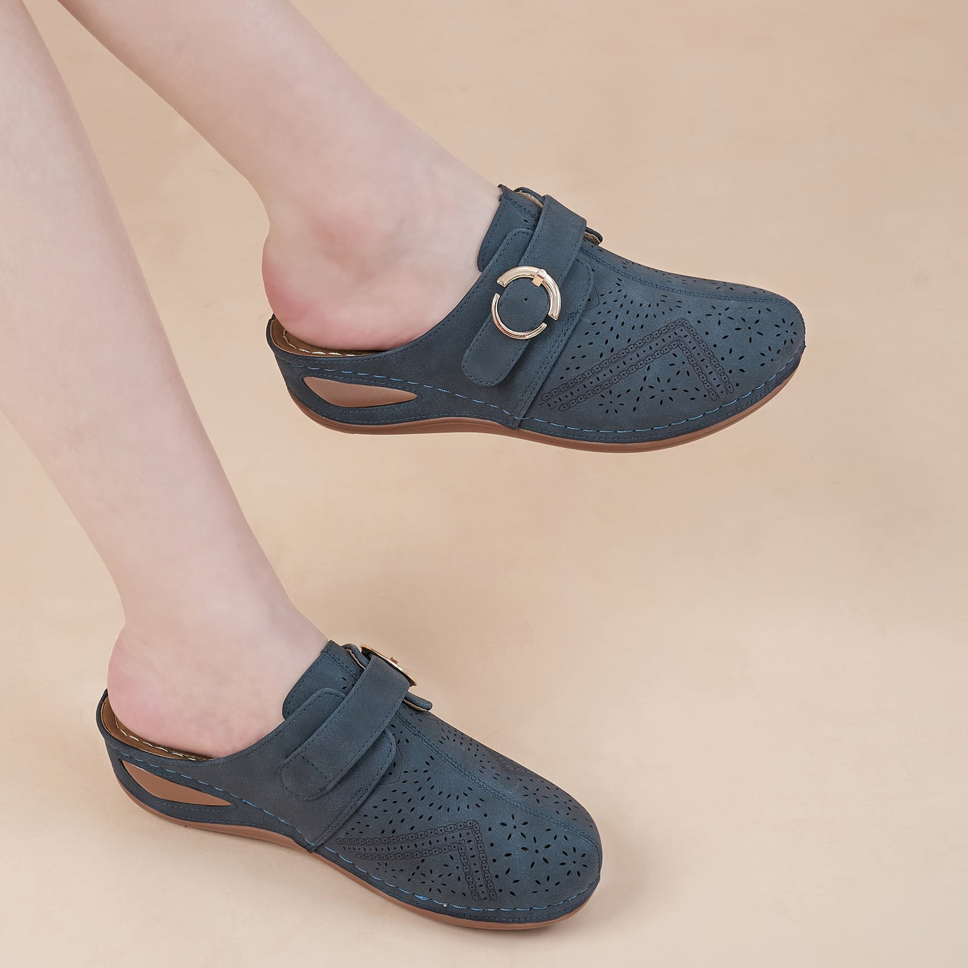 Lotte | Comfortable massaging sports sandals in solid color