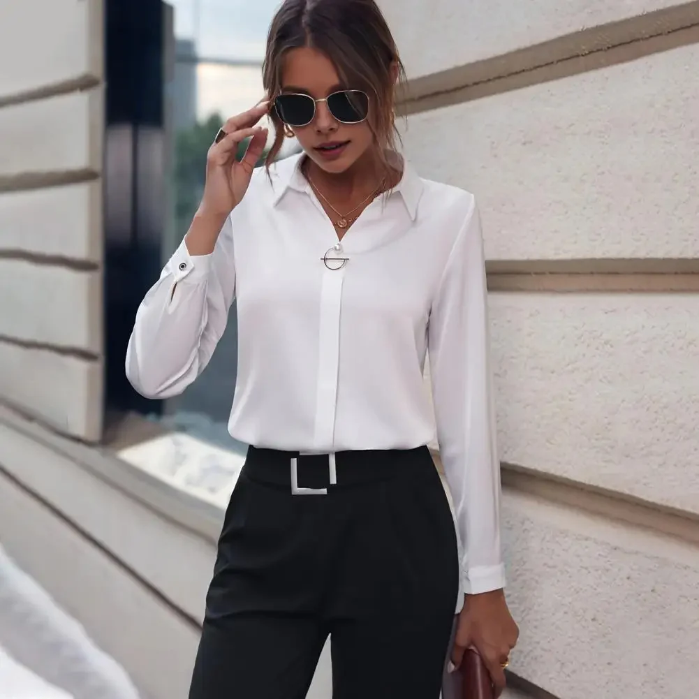 Dames blouse met lange mouwen – Klassieke kraag en metalen detail