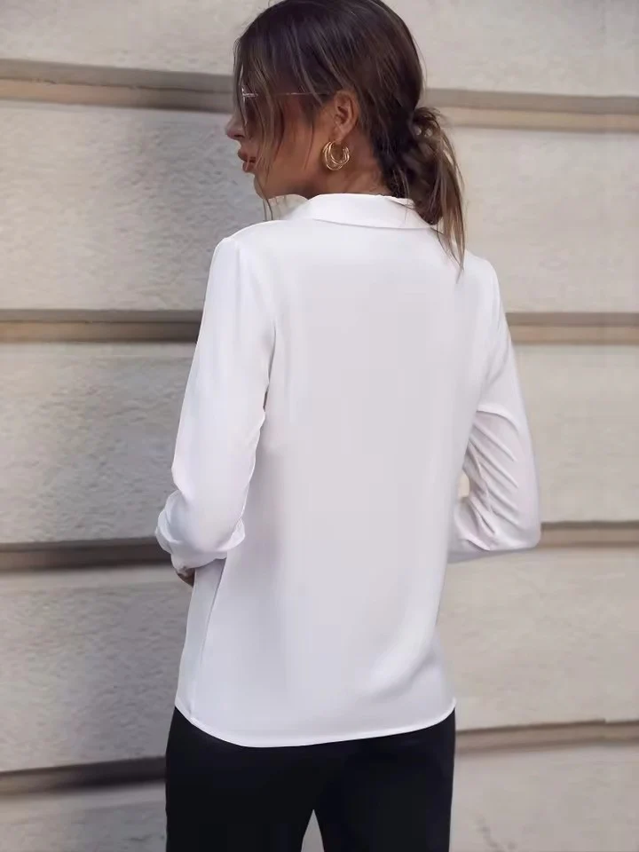 Dames blouse met lange mouwen – Klassieke kraag en metalen detail