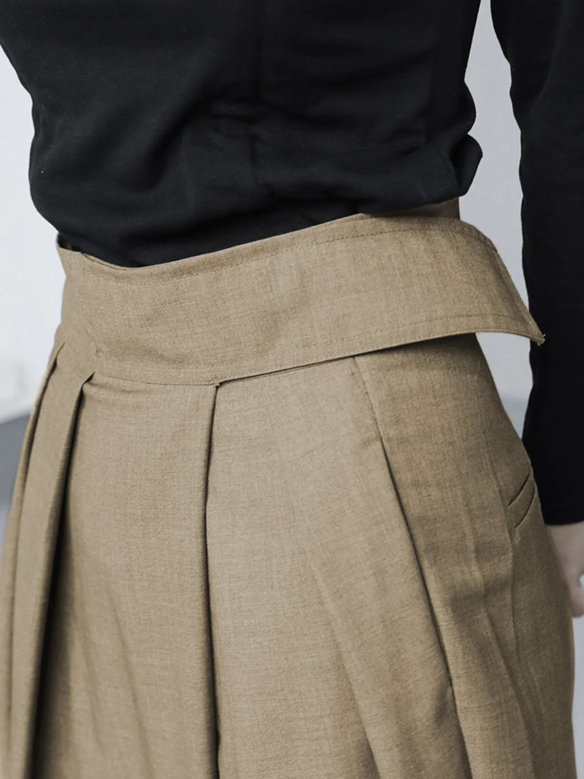 Women's high-waist pleated trousers – Wide legs with a relaxed fit 