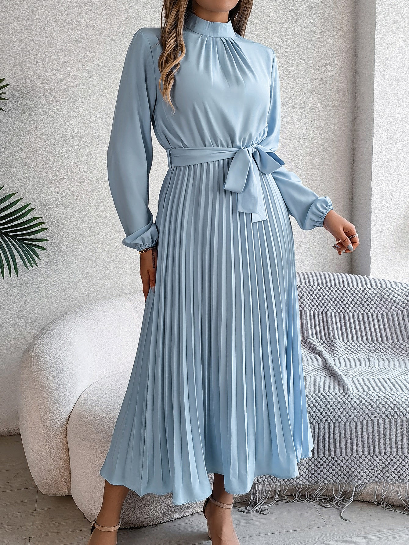 Bea | Elegante damesjurk met opstaande kraag, lange mouwen en geplooide rok