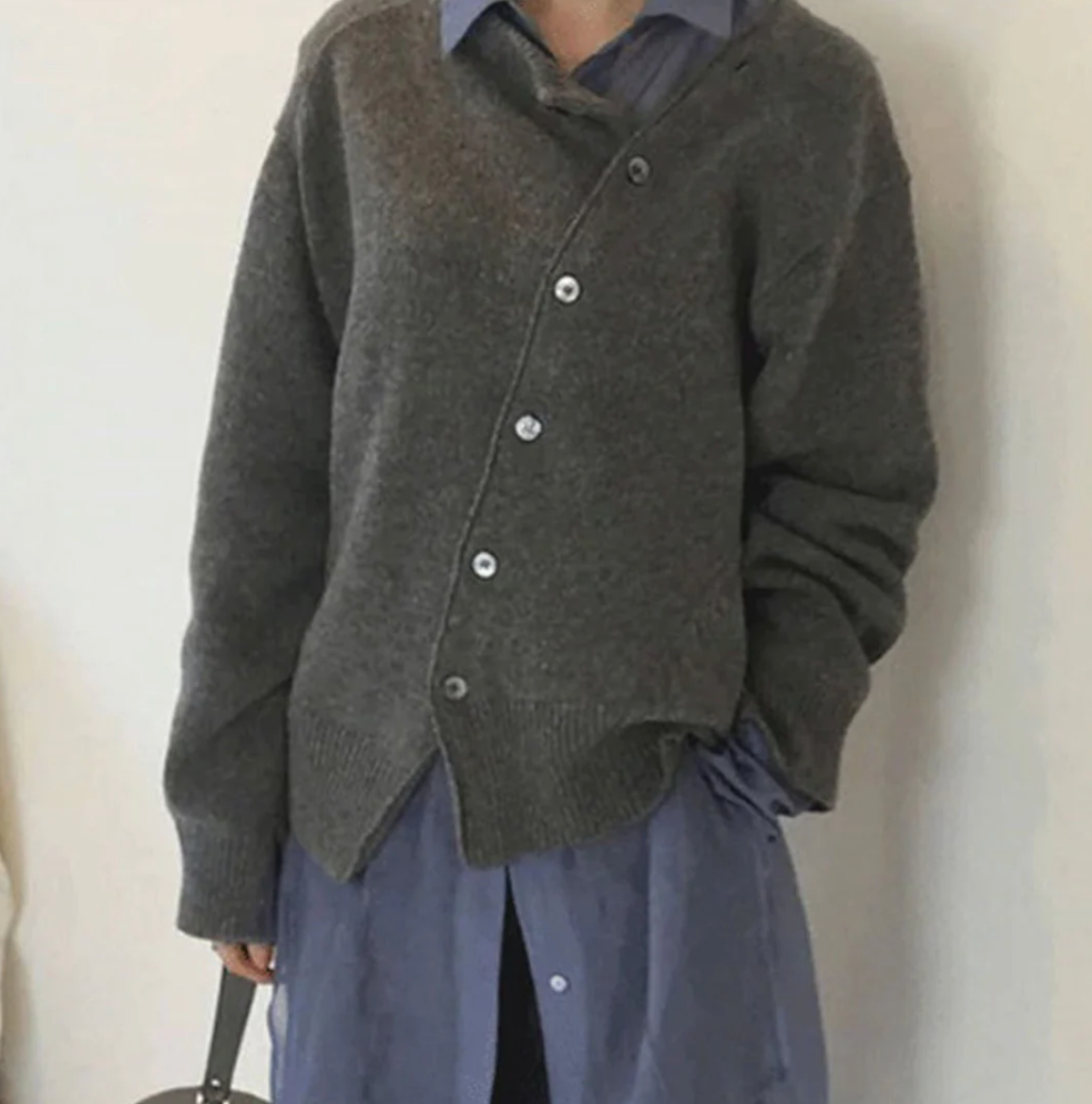 MELLY - Zacht kasjmier vest met diagonale knoopsluiting