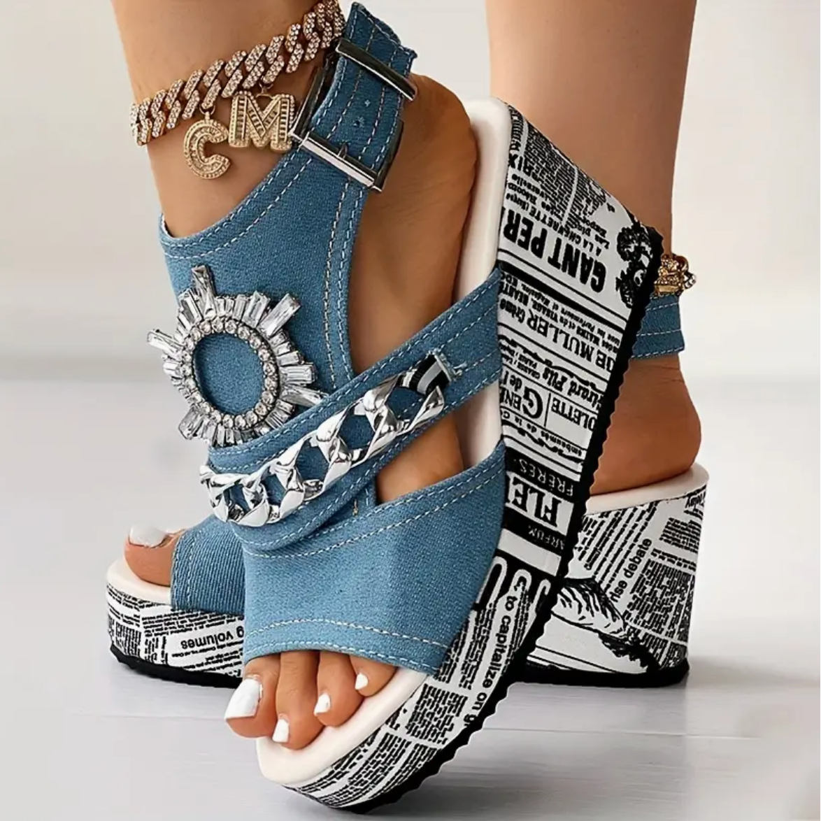 Emma - The summer platform sandals with chain and rhinestone decoration