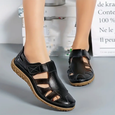 Eva - The retro flat sandals with closed toe