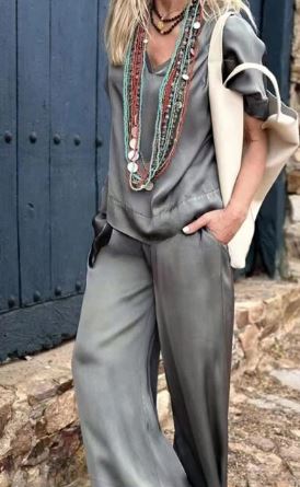 Leyna - Elegant white top with a V-neck and wide legs