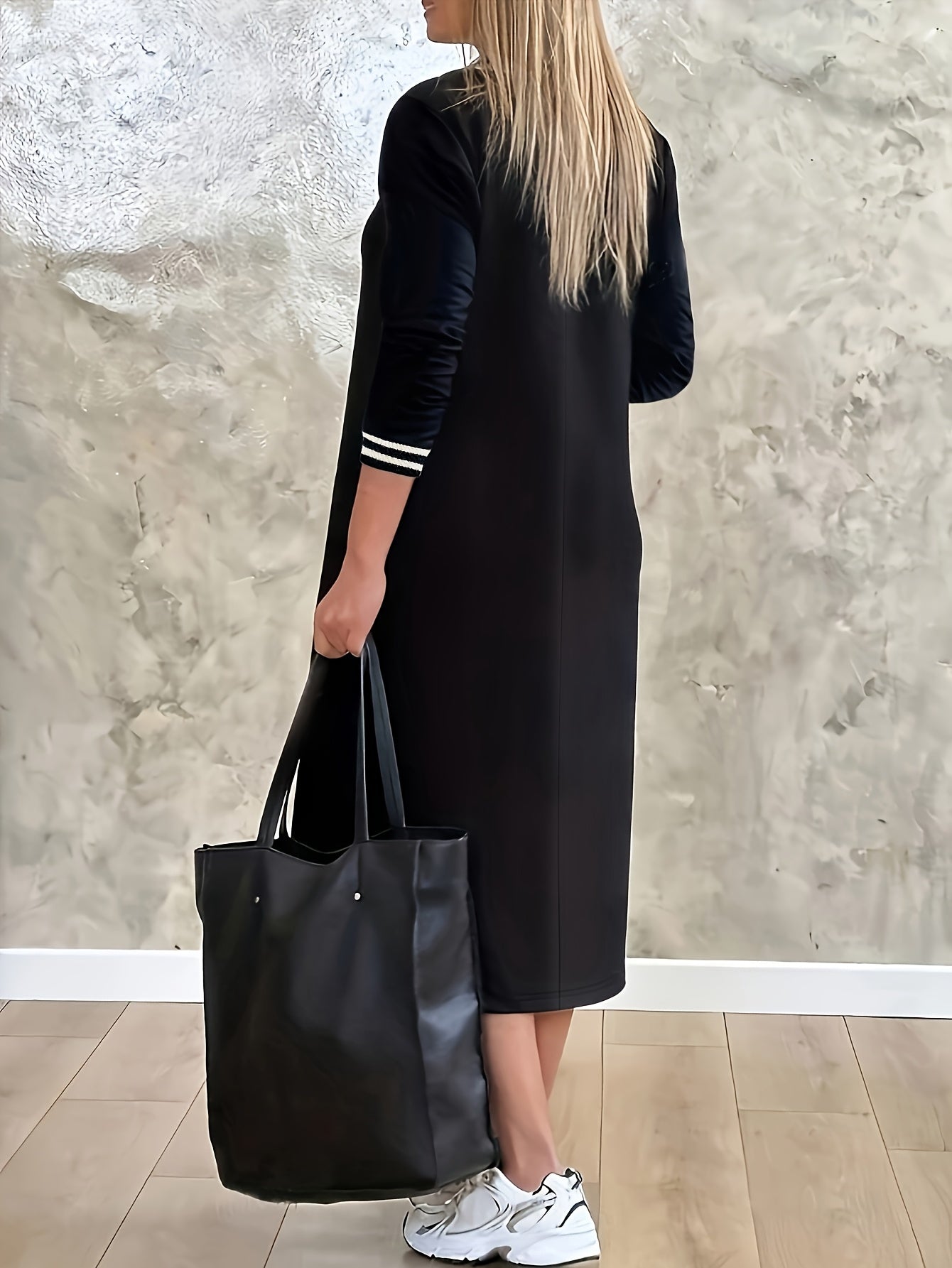 Divine | Elegante V-hals Midi Jurk met Strepen