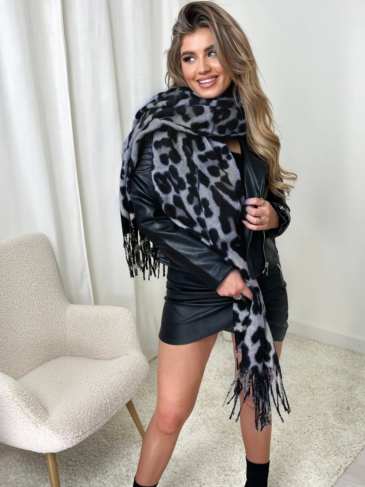 Eve - Elegant Scarf with a Timeless Design