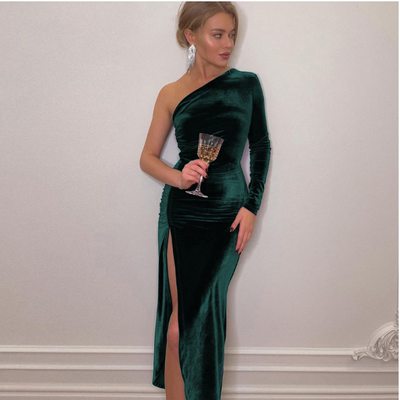 Demi | Zwarte feestjurk met split met one-shoulder ontwerp
