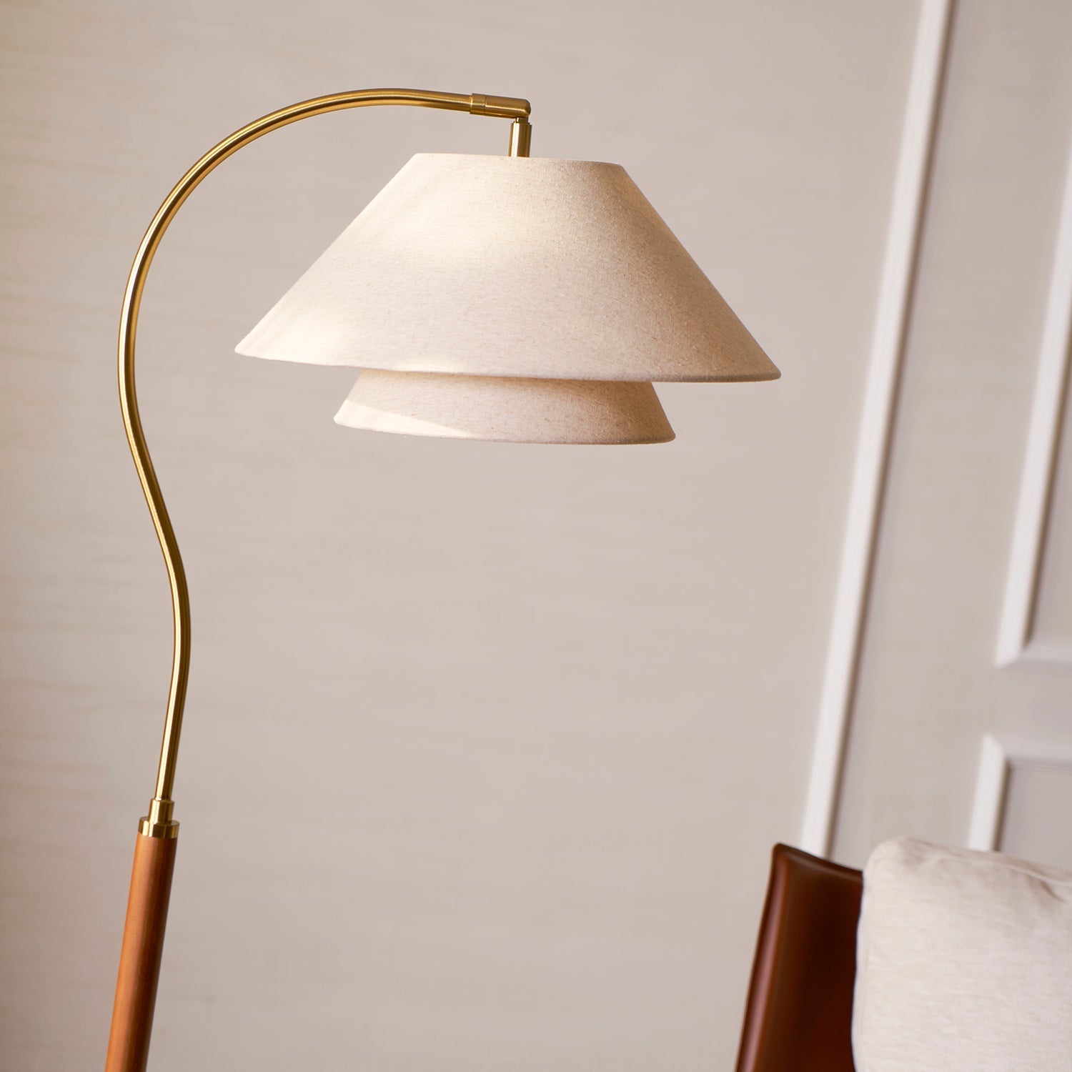 Valdorin - Sculptural Hand Floor Lamp