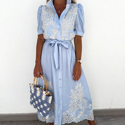 Julitta - Blauwe Jurk met Broderie en Taille Riem