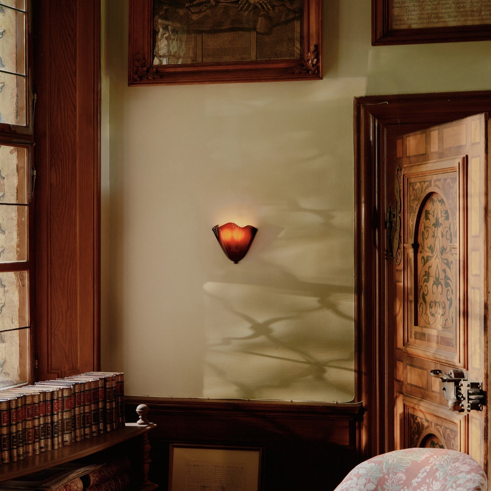 Velnmora – Retro Stained Glass Shell Wall Sconce LED 1 Light