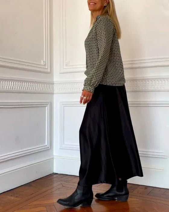 Jamy - Graphic V-Neck Blouse