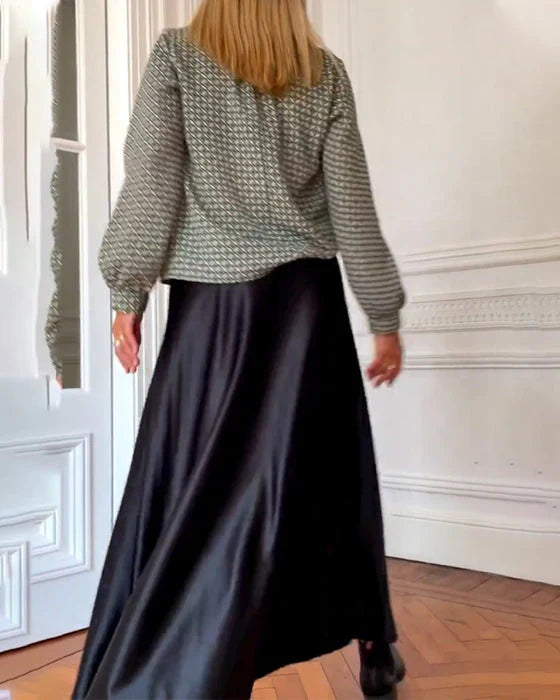 Jamy - Graphic V-Neck Blouse