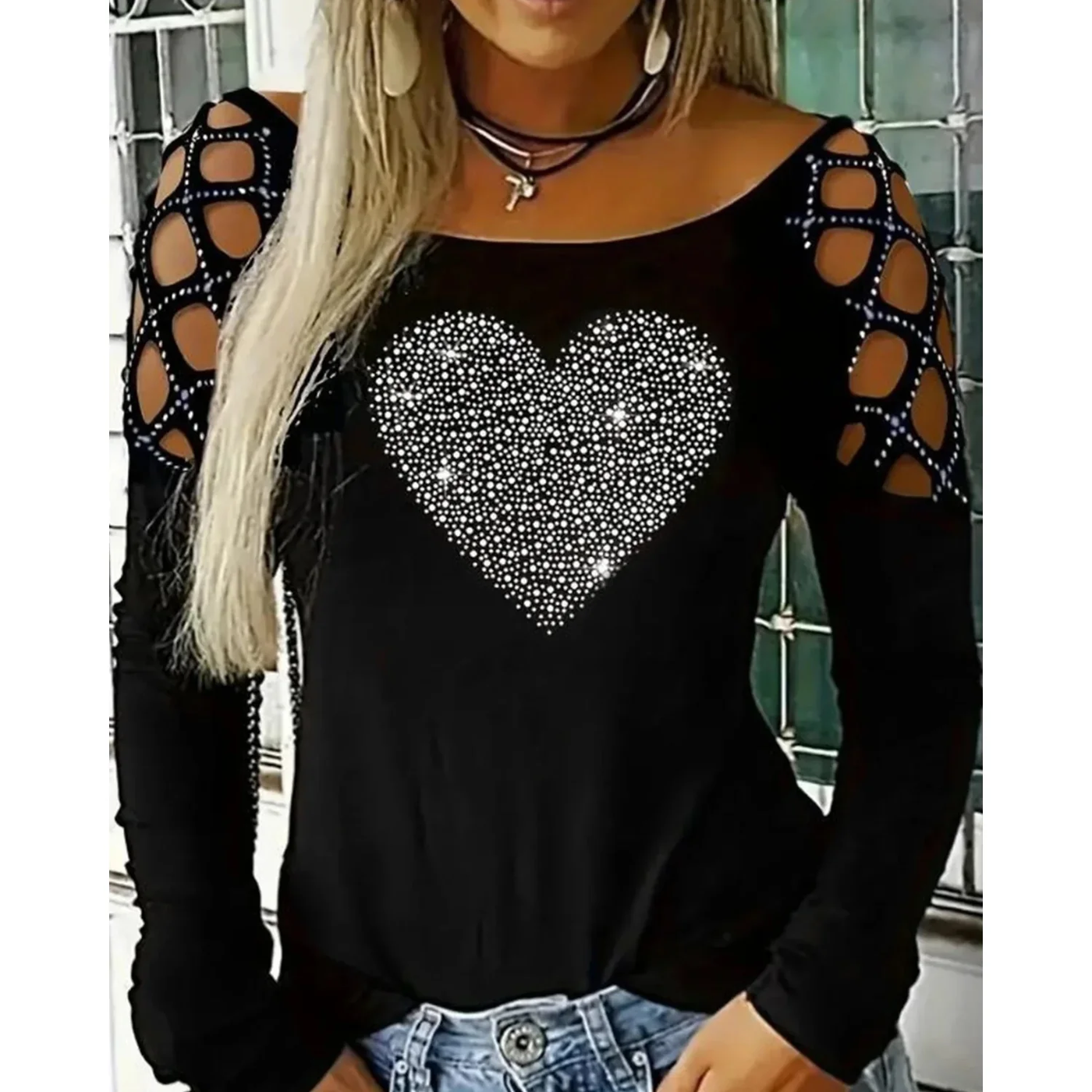 Cut-out top met hartdetail – Glam rock met fonkelende touch