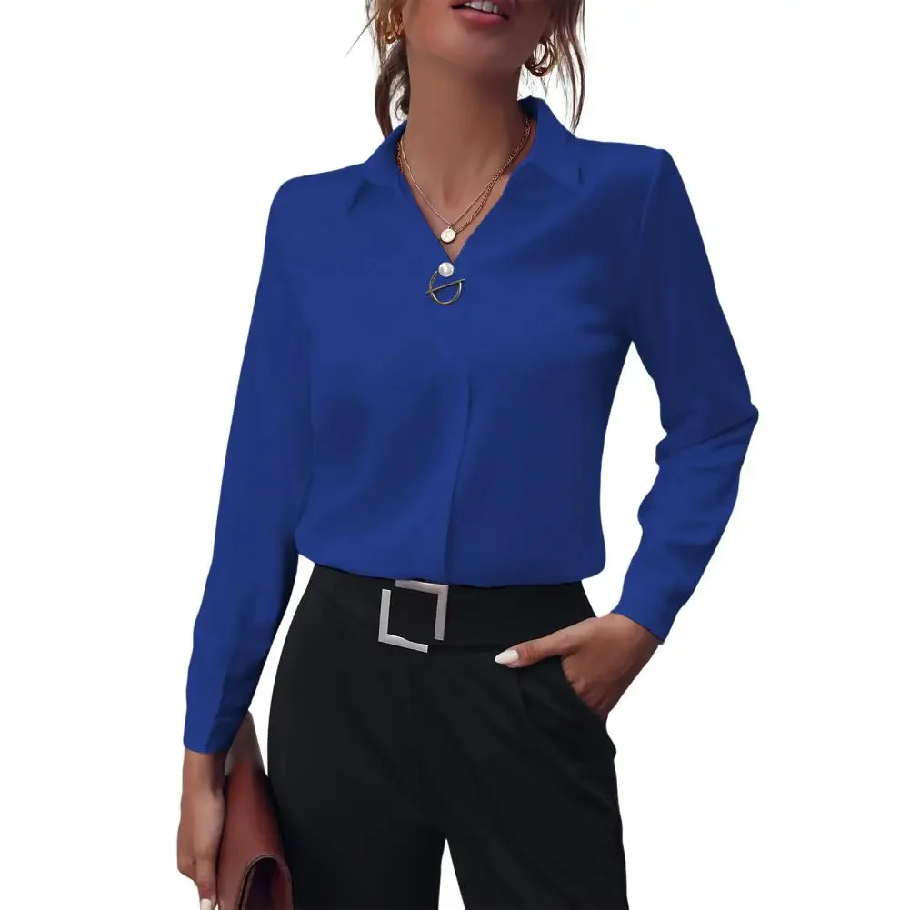 Dames blouse met lange mouwen – Klassieke kraag en metalen detail