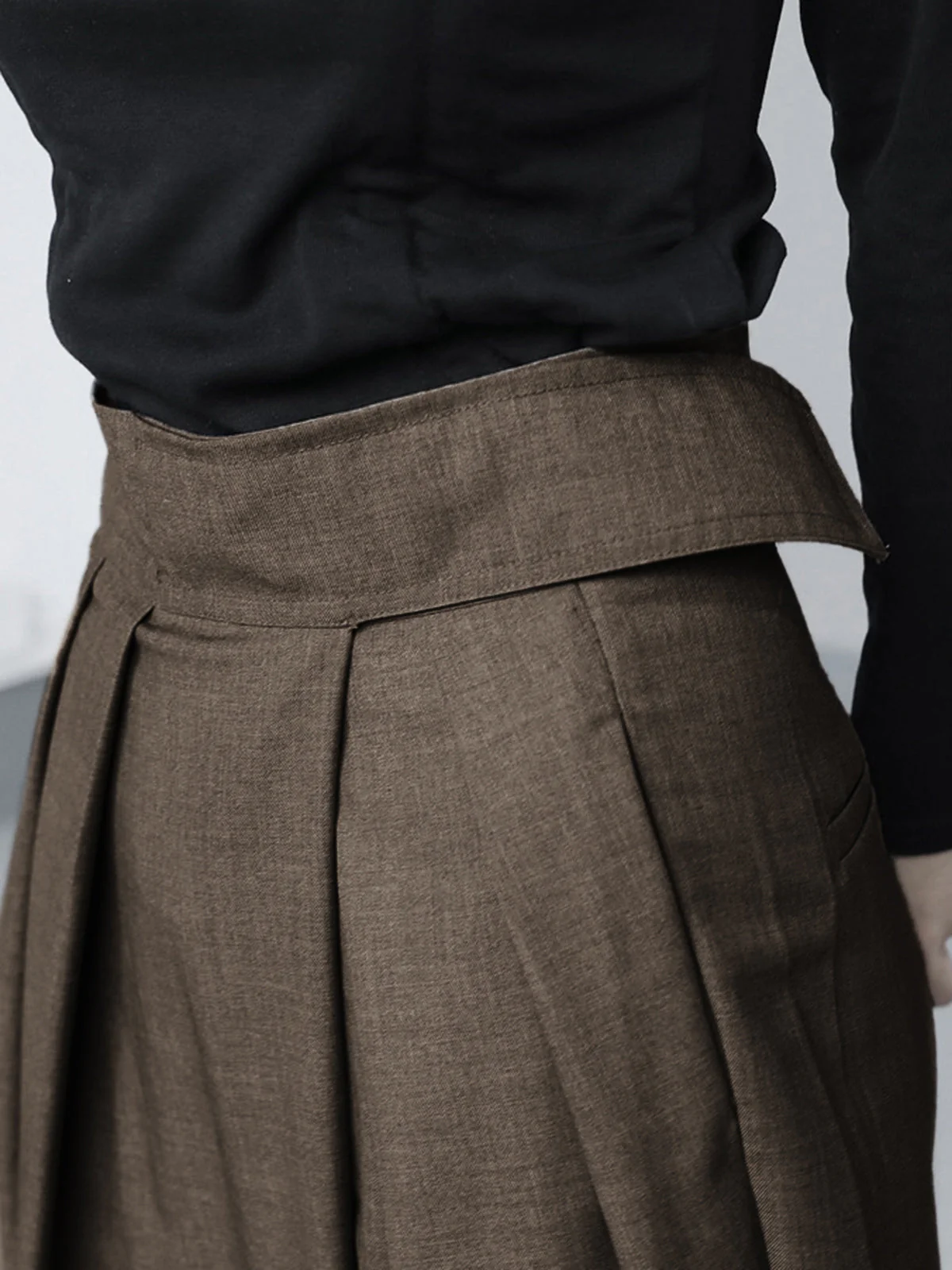 Women's high-waist pleated trousers – Wide legs with a relaxed fit 