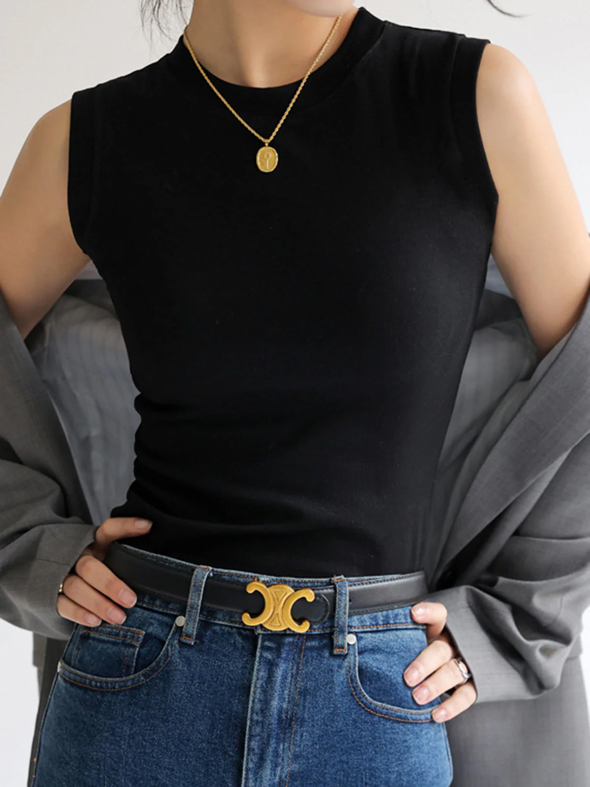 Mouwloze dames top – Aansluitend model met ronde hals
