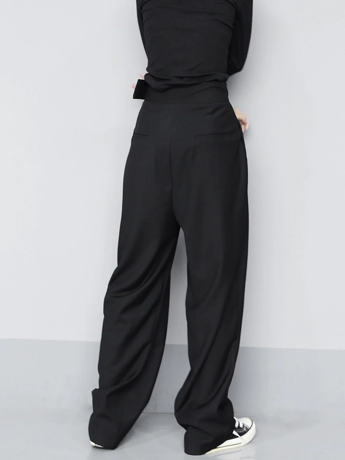 Women's high-waist pleated trousers – Wide legs with a relaxed fit 