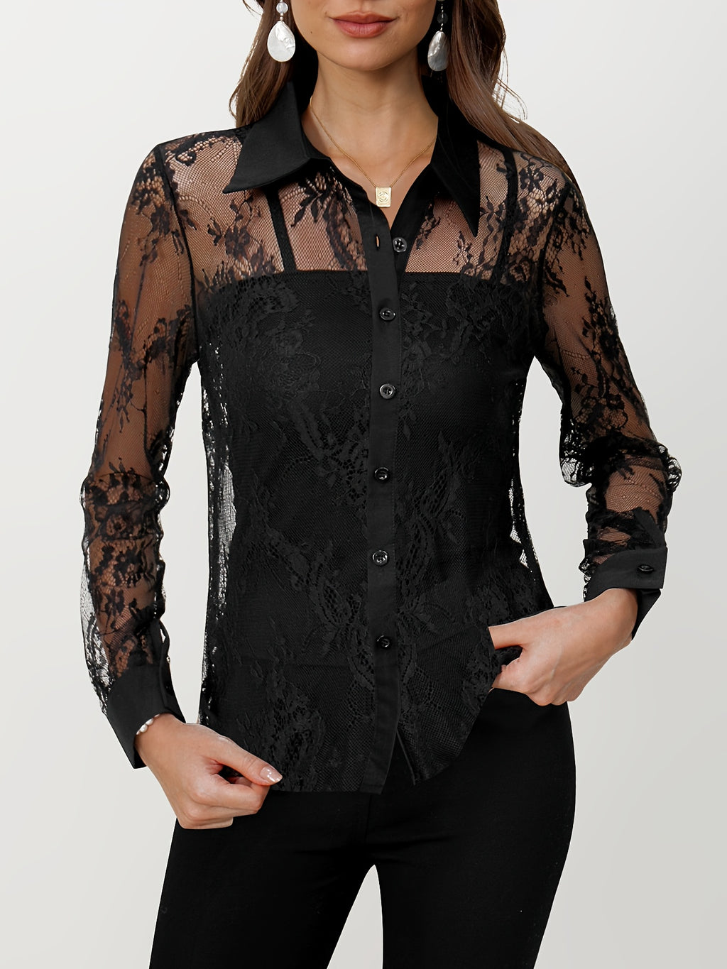 Mira | Elegante Blouse met Kant en Knoopsluiting