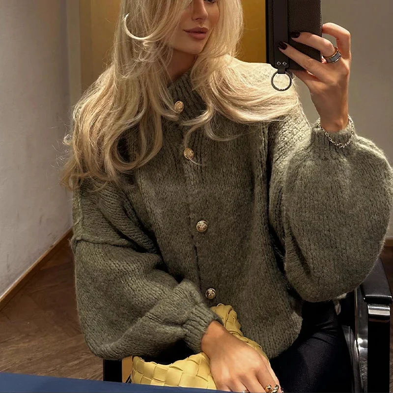 Knitted women's cardigan with buttons – Oversized model with balloon sleeves 